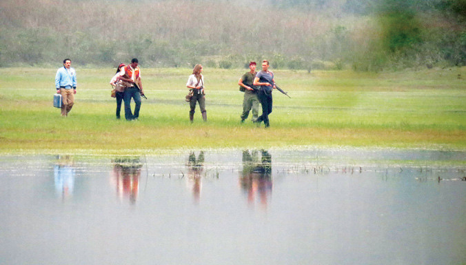 Các diễn viên đang diễn xuất.