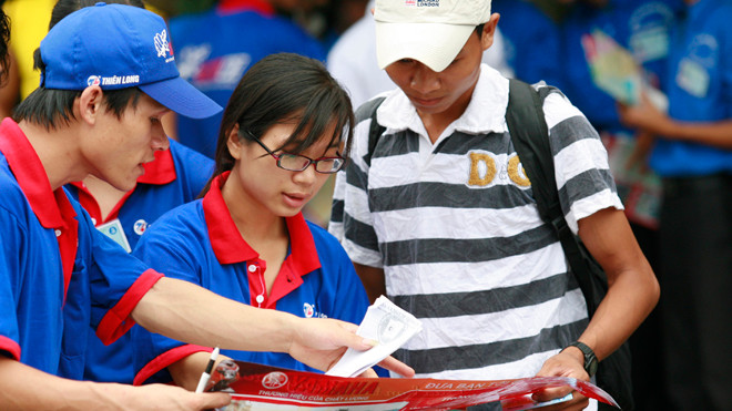 Sinh viên Thủ đô tiếp sức mùa thi. Ảnh: Hồng Vĩnh