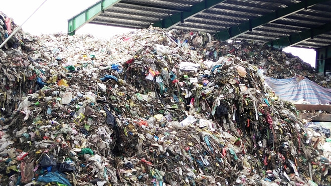 Hàng ngàn tấn rác ùn ứ.