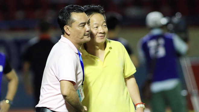 Bầu Hiển (phải) chúc mừng chủ tịch CLB Hà Nội T&T Nguyễn Quốc Hội sau chiến thắng quan trọng trước Quảng Ninh cuối tuần qua. Ảnh: VSI