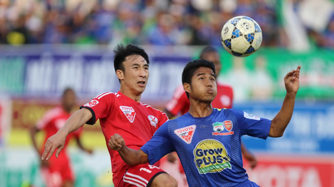 Pha tranh bóng của Hoàng Anh Gia Lai- Than Quảng Ninh.