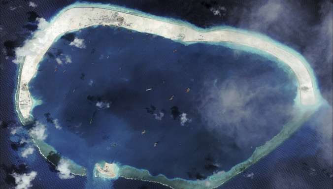 Dự kiến, tại Bắc Kinh, Ngoại trưởng Mỹ John Kerry tiếp tục bày tỏ quan ngại về việc Trung Quốc xây dựng trái phép các công trình trên biển Đông (Trong ảnh: Trung Quốc xây dựng đường băng trên đá Vành Khăn thuộc quần đảo Trường Sa của Việt Nam) Ảnh: CSIS