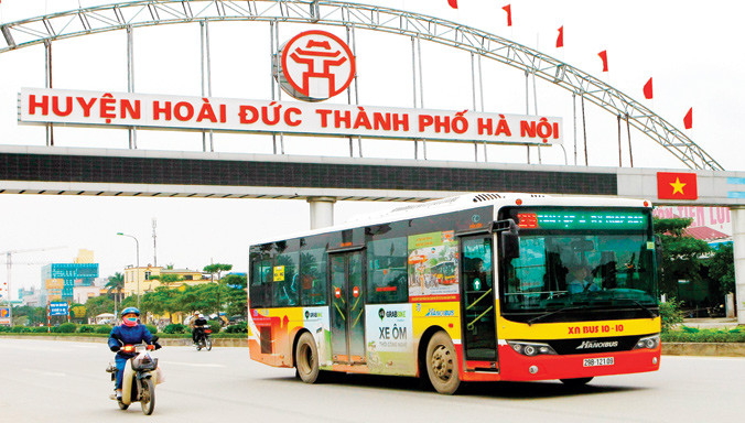 Xe buýt đang góp phần tích cực trong thực hiện chương trình xây dựng nông thôn mới.