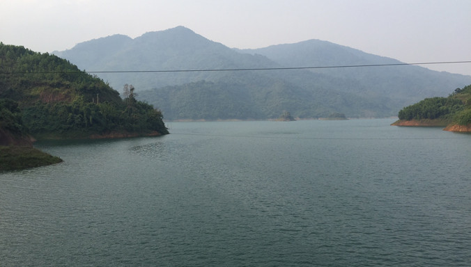 Thủy điện A Vương sau hơn 3 tháng liên tiếp ngừng hoạt động để tích nước nhưng vẫn thiếu hụt gần 4m so với mực nước dâng bình thường.