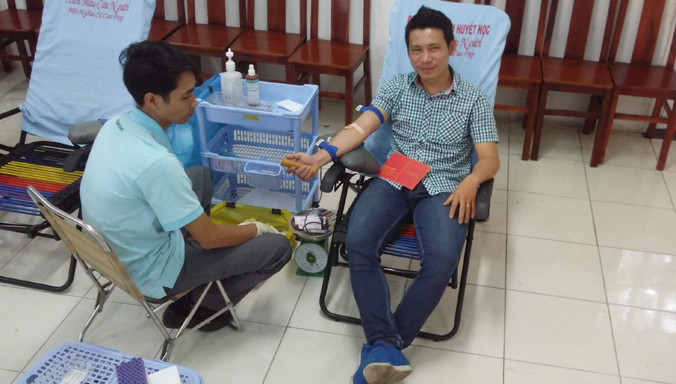 Trần Ánh Nhật Hưởng trong lần hiến máu mới đây.