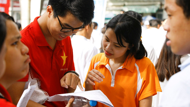 Sĩ tử trao đổi cách giải bài thi THPT Quốc gia 2016. Ảnh: Như Ý