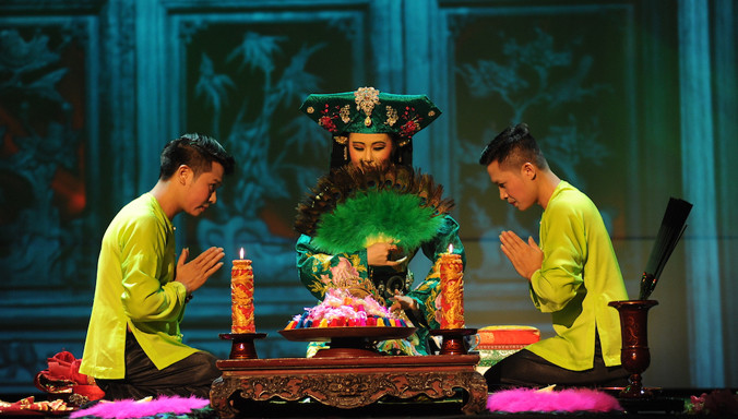 Hầu đồng trên sân khấu Tứ phủ. Ảnh: BTC