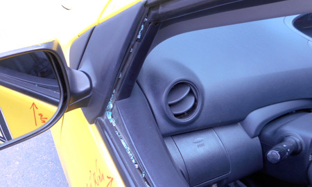 Xe taxi của anh Huy bị đập bể kính. 