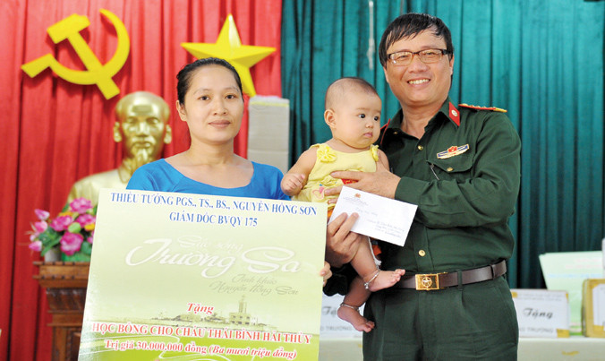 Đoàn công tác Bệnh viện Quân y 175 tặng quà cho bé Hải Thùy trong lần ra thăm đảo mới đây. Ảnh: Xuân Tùng
