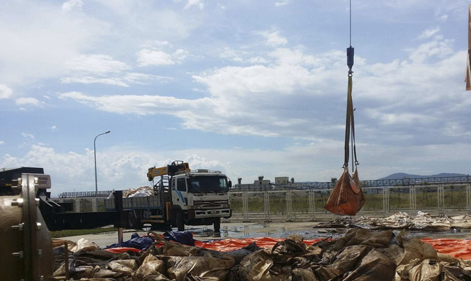 Chất thải chất đống trong Formosa. Ảnh: Minh Thùy