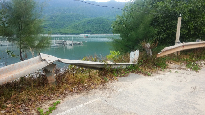 Thiết bị hộ lan bảo đảm an toàn giao thông đường trăm tỷ tây đầm Lập An (TT-Huế) bị hỏng hóc, mất cắp lâu ngày nhưng chưa được duy tu, thay thế kịp thời.