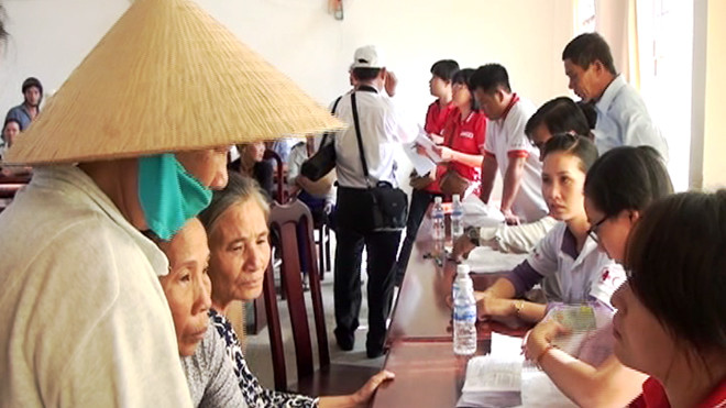 Người dân một số địa phương tại Cà Mau nhận tiền hỗ trợ thiệt hại do hạn, mặn gây ra.