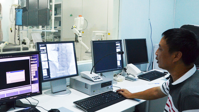 Đêm đêm bác sỹ Điền ở lại phòng máy miệt mài nghiên cứu.