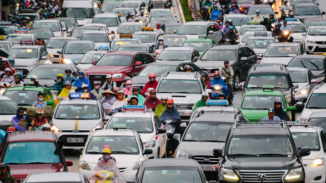 Ngột ngạt, tắc đường, hậu quả của sự quá tải hạ tầng là những nỗi bức xúc của người dân (Ảnh tắc đường thường xảy ra trên đường Trần Duy Hưng - Hà Nội vào giờ tan tầm). Ảnh: Như Ý