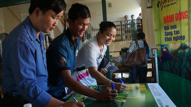 Võ Văn Tiếng (giữa) tại buổi ra mắt CLB sản xuất sạch.