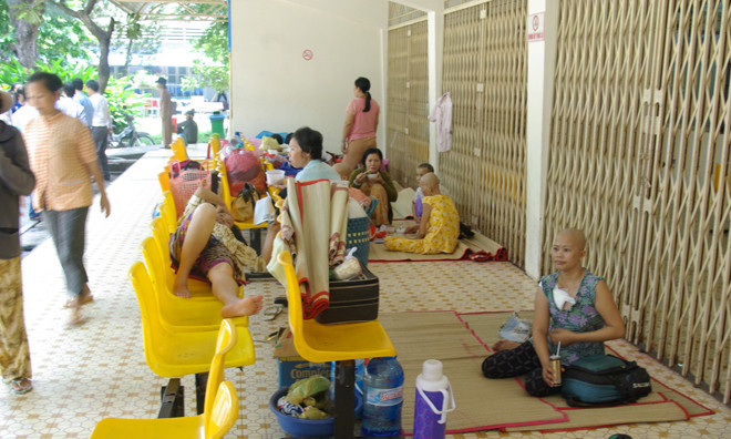 Bệnh nhân ung thư vẫn nằm gầm giường, hành lang trị bệnh.
