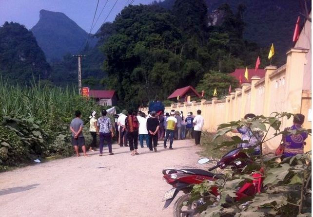Người dân kéo đến theo dõi vụ việc. Ảnh: Báo Cao Bằng.