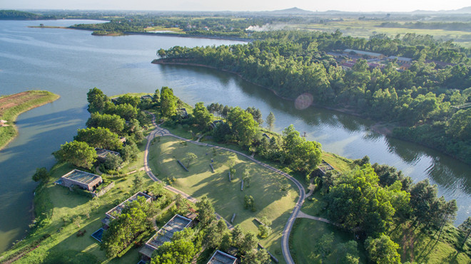 Vẻ đẹp sơn thủy hữu tình của Flamingo Đại Lải Resort.