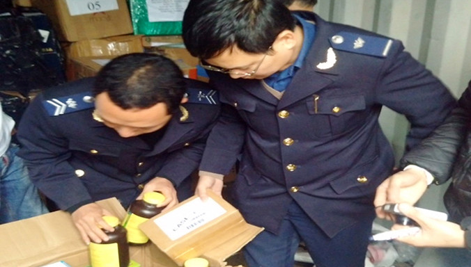 Các cán bộ hải quan kiểm tra container có dấu hiệu gian lận.