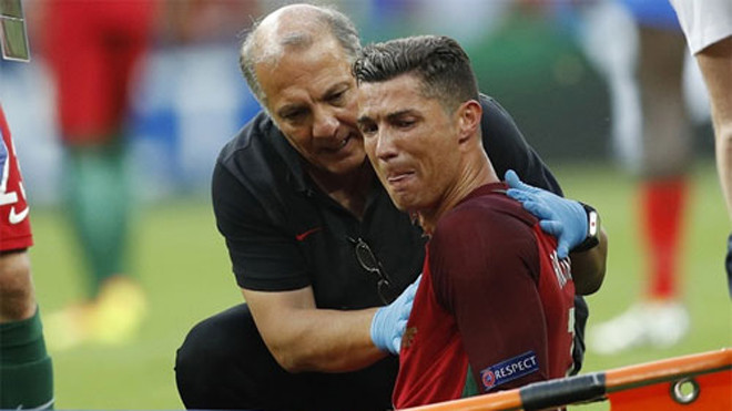 Ronaldo bị HLV Santos loại khỏi đội hình vì chưa bình phục chấn thương. Ảnh: Reuters.