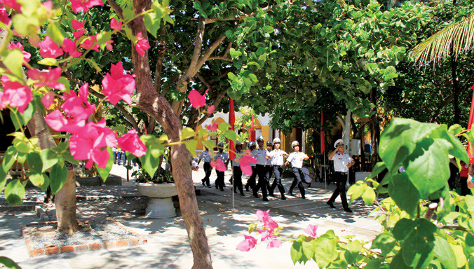 Hoa giấy trên đảo Sinh Tồn. Ảnh: Trường Phong