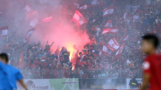 CĐV Hải Phòng đốt pháo sáng trên sân Hàng Đẫy. Ảnh: VSI