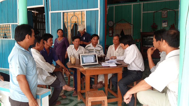 Các hộ dân bức xúc trình bày với phóng viên.