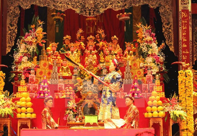 Trình diễn các giá hát văn hầu đồng. Ảnh: TTXVN.