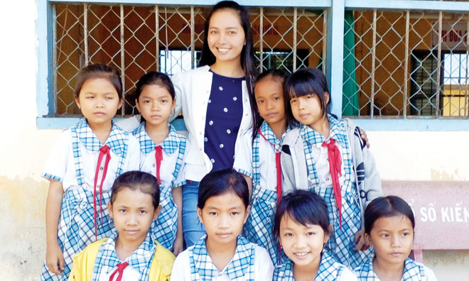 Cô giáo Lâm Ngọc Hoa Lan cùng học sinh. Ảnh: Xuân Lương