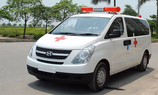 Anh Dũng vừa điều khiển xe cấp cứu vào Viện Bỏng Quốc gia đón bệnh nhân ra viện thì bị hai người chặn xe, đấm đá túi bụi. Ảnh minh họa 