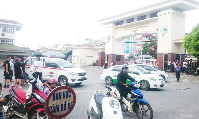 Taxi đón trả khách trong khuôn viên Bệnh viện Bạch Mai.