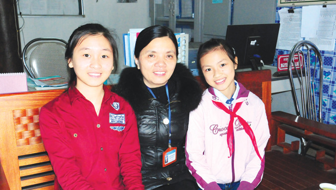 Ngô Kiều Anh (phải) và Nguyễn Thị Thu Hằng tự tin bên cạnh cô hiệu trưởng.