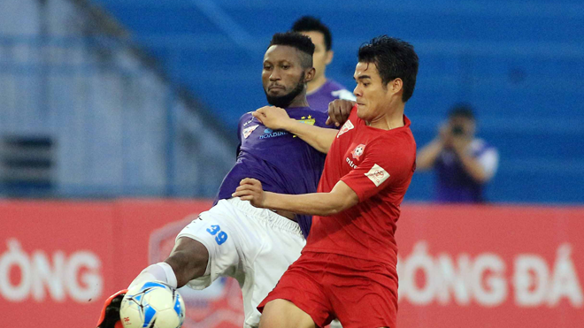 Hoàng Vũ Samson (trái) luôn nằm trong tốp chân sút xuất sắc nhất V-League những năm gần đây song cơ hội đóng góp cho ĐTVN của anh gần như không có do những rào cản ngoài chuyên môn. Ảnh: VSI