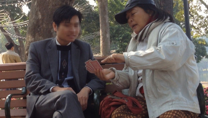 Bói dạo hoành hành ở hồ Hoàn Kiếm (Hà Nội).