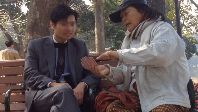 Bói dạo hoành hành ở hồ Hoàn Kiếm (Hà Nội).