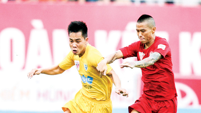 Hải Phòng (phải) sẽ rất vất vả trong cuộc đua vô địch ở những lượt trận cuối. Ảnh: VSI