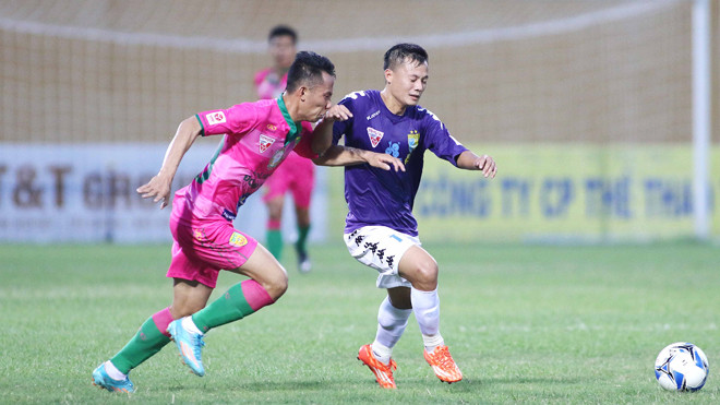 Hà Nội T&T (phải) vượt qua Đồng Tháp để tiếp tục cuộc đua vô địch mùa này. Ảnh: VSI