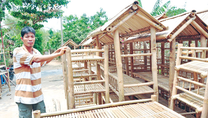 Ông Trì Cảnh bên cạnh các sản phẩm của mình. Ảnh: Hòa Hội