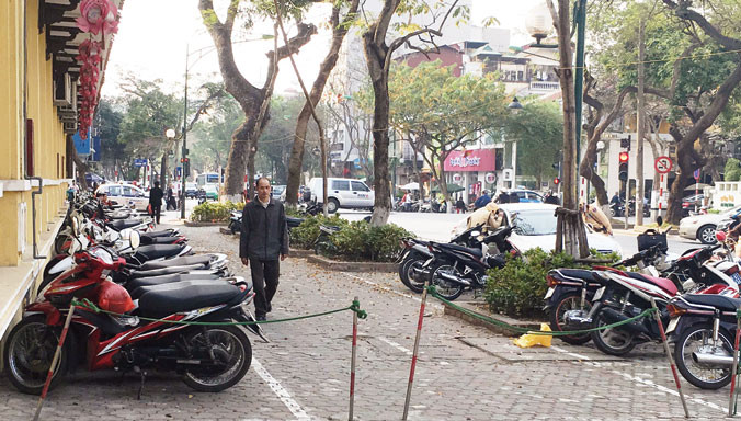 Điểm trông xe tại chùa Quán Sứ. Ảnh: Anh Trọng