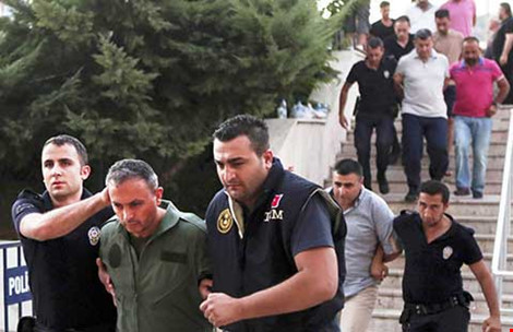 Gần 8.800 cảnh sát bị sa thải, gần 6.000 binh lính, 2.700 thẩm phán và công tố viên, hàng chục thống đốc và hơn 100 vị tướng bị bắt.