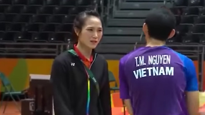 Trong khi Vũ Thị Trang bỏ tập luyện, nghỉ ngơi để làm HLV bất đắc dĩ cho Tiến Minh, một số quan chức đến tuổi hưu của Tổng cục TDTT vẫn đi dự Olympic để “nghiên cứu xu thế phát triển thể thao thế giới”. Ảnh cắt từ clip