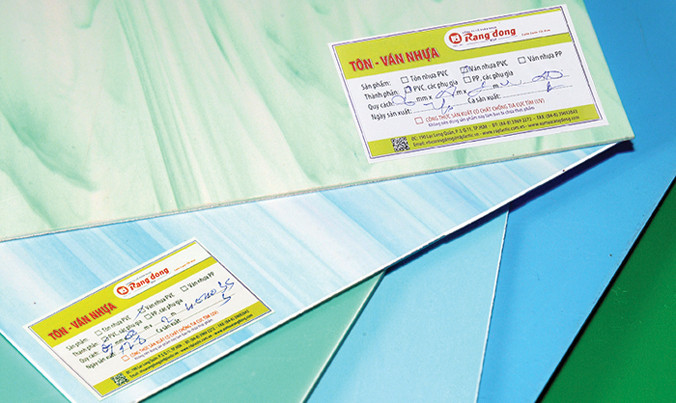 So sánh và phân biệt “hàng nhái, hàng giả” qua nhãn dán chính hãng Nhựa Rạng Đông trên các sản phẩm.