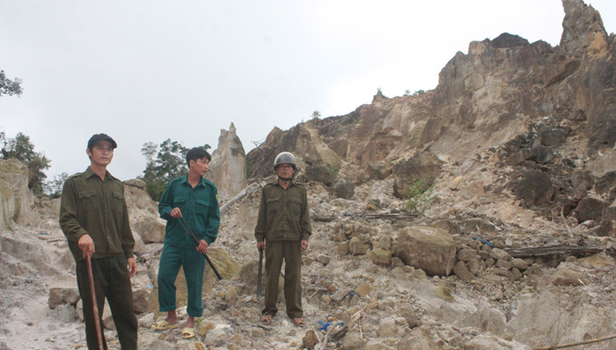 Lực lượng công an xã và dân quân của 13 xã thị trấn huyện Bắc Trà My được huy động để bảo vệ khoáng sản.