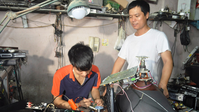 Trần Mạnh Cường bên những thiết bị điện tử, máy tính, niềm đam mê của mình.