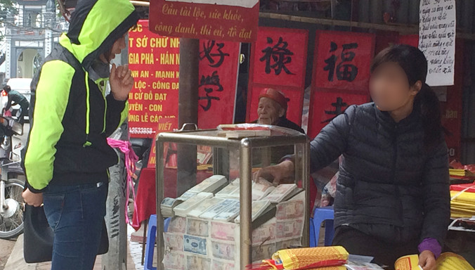 Tại Phủ Tây Hồ, các quầy tiền lẻ vẫn bày tràn lan. Ảnh: Thanh Nga