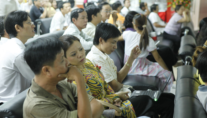 Có tiền có nên mua chứng khoán lúc này? Ảnh:Như ý