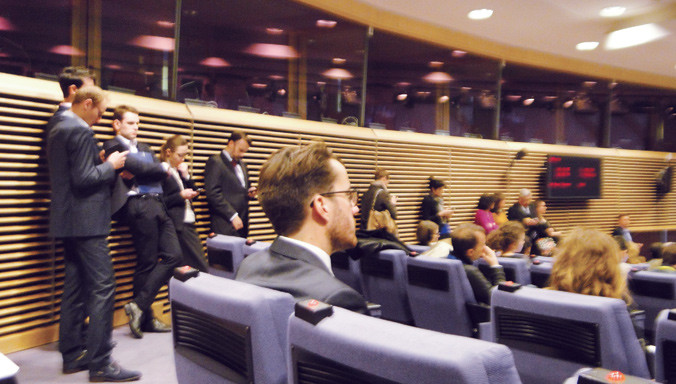 Một buổi họp báo vào lúc 12 giờ trưa tại Ủy ban châu Âu. Ảnh: Việt Hùng