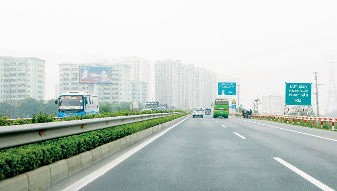 Lái xe cần cảnh giác khi chạy tốc độ cao trong điều kiện các dòng phương tiện trộn làn.