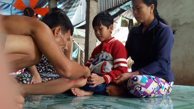 “Thầy” Năm thổi chữa bệnh cho bé trai 7 tuổi.