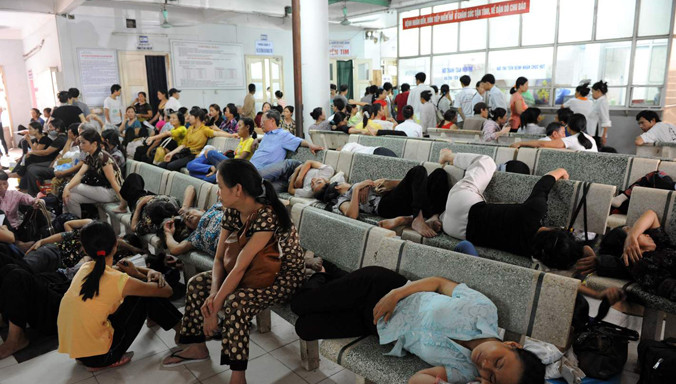 Bệnh nhân và người nhà nằm vạ vật chờ khám. Ảnh: Hồng Vĩnh